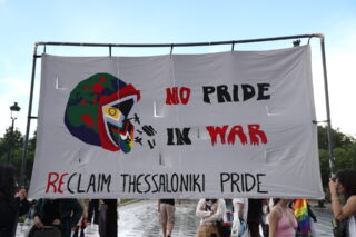 Θεσσαλονίκη: «No pride in war» – Πολύχρωμη παρέλαση υπέρ της διαφορετικότητας και κατά του πολέμου [εικόνες]