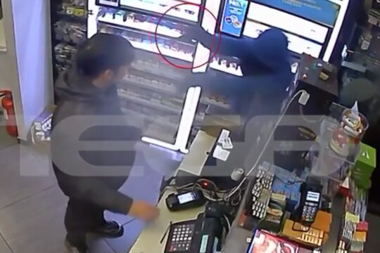 Η στιγμή της ληστείας στο ψιλικατζίδικο στη Θεσσαλονίκη / MEGA