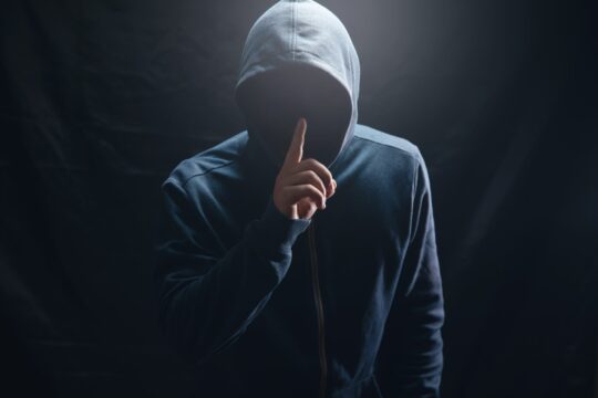 Ενας άνδρας ζητάει να κάνουν ησυχία φορώντας κουκούλα / Shutterstock