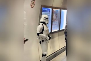 Σκηνικό Star Wars στο μετρό της Αθήνας: Χαλαρός «Stormtrooper» περιμένει τον συρμό [βίντεο]