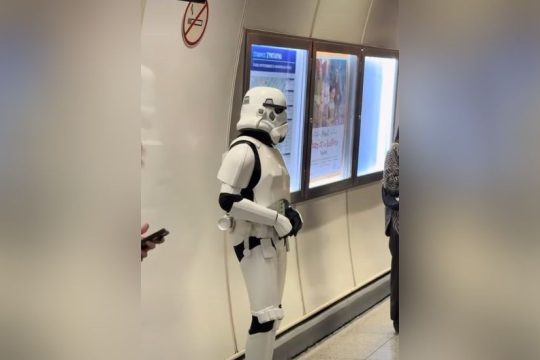 Σκηνικό Star Wars στο μετρό της Αθήνας: Χαλαρός «Stormtrooper» περιμένει τον συρμό [βίντεο]