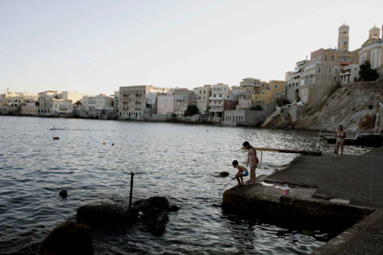 Το ελληνικό νησί με προσβάσιμες παραλίες και δωρεάν δημοτικές ομπρέλες για όλους