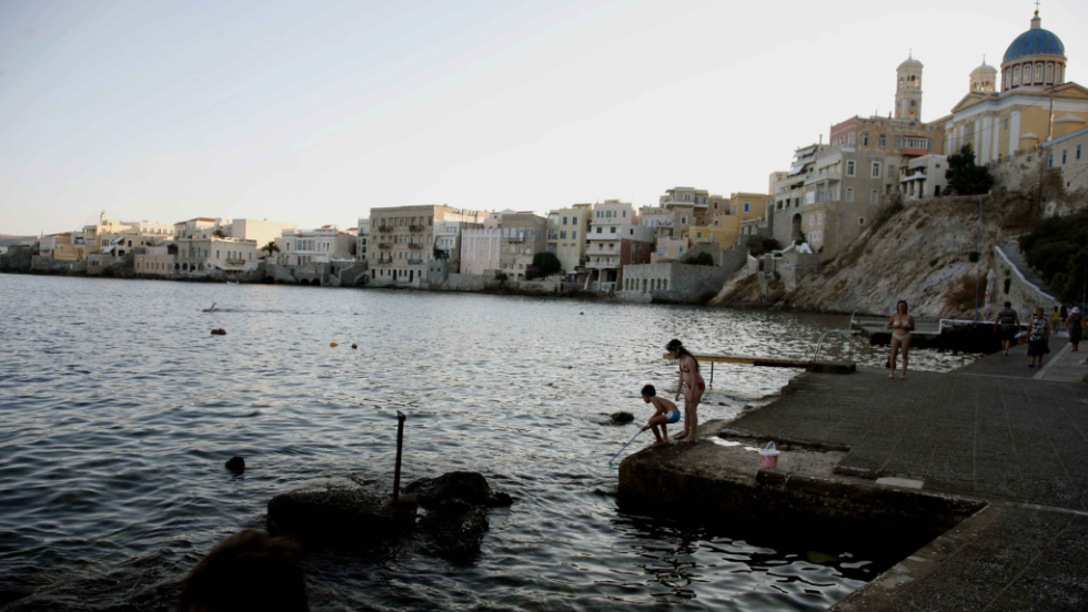 Το ελληνικό νησί με προσβάσιμες παραλίες και δωρεάν δημοτικές ομπρέλες για όλους