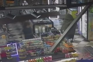 Θεσσαλονίκη: Η στιγμή που 31χρονος εισβάλλει σε μίνι μάρκετ και απειλεί υπάλληλο [βίντεο]