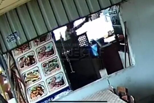 Η στιγμή που ο δράστης στην Τουρκία πυροβολεί σε κατάστημα