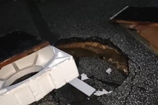 Καθίζηση εδάφους στη Θερμοπυλών: Άνοιξε τρύπα με βάθος μισού μέτρου, διακοπή της κυκλοφορίας [βίντεο]