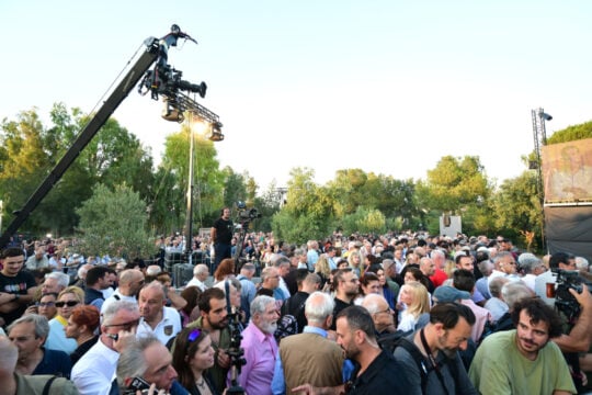 Περιμένοντας τον Αλέξη Τσίπρα με Doors στα ηχεία [βίντεο]