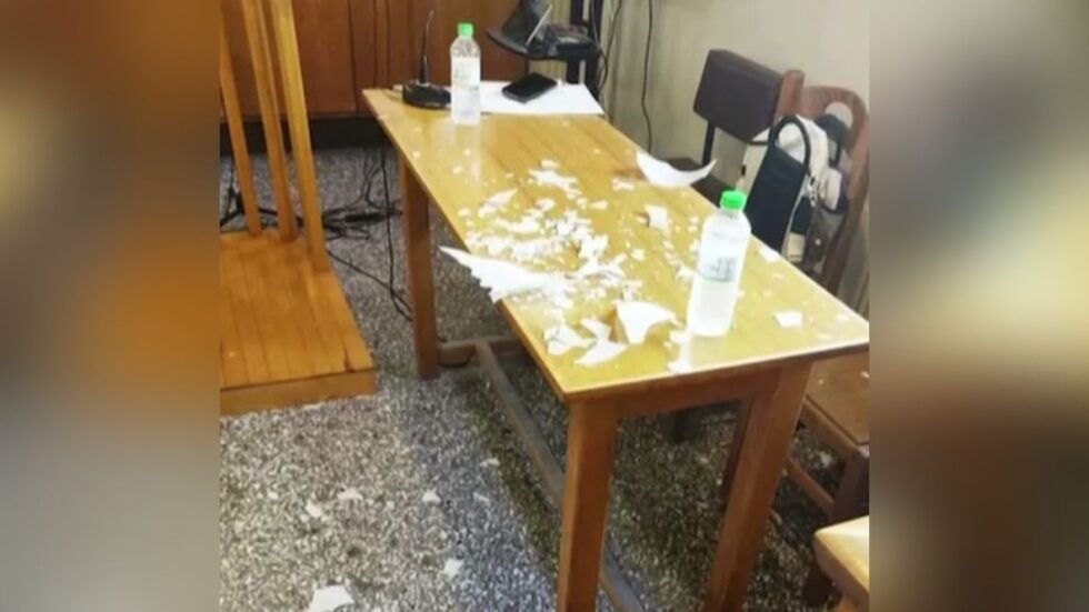 Φωτιστικό έπεσε στο κεφάλι δικηγόρου στο Πρωτοδικείου Νάουσας / MEGA / Glomex