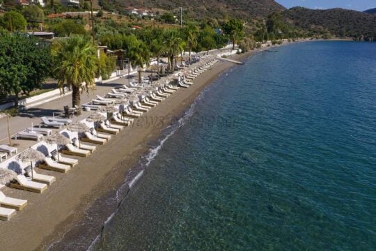 Έξι κρυφές παραλίες σε Βοιωτία και Κορινθιακό για κοντινές αποδράσεις και πρώτες βουτιές
