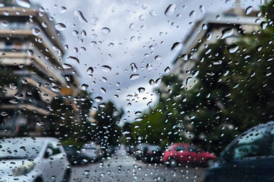 Βροχές στην Αττική: Αλλαγή του καιρού με καταιγίδες έως τη Δευτέρα [βίντεο]