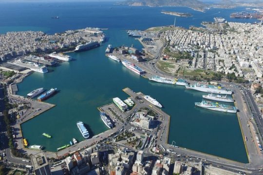 Πειραιάς: Θαλάσσια ρύπανση στο λιμάνι μετά από θραύση σωλήνα καυσίμων σε κρουαζιερόπλοιο