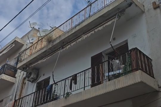Άγιοι Ανάργυροι: Τρία ανήλικα παιδιά ζούσαν σε άθλιες συνθήκες - Συνελήφθησαν οι γονείς τους [βίντεο]