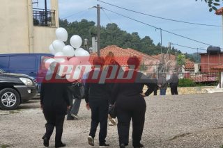 Με λευκά μπαλόνια αποχαιρέτησαν τον 13χρονο Κωνσταντίνο στην Ηλεία - Σε κλίμα οδύνης το τελευταίο αντίο