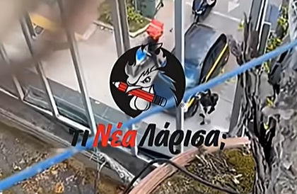 Λάρισα: Ντελιβεράς έφτυσε γυναίκα υπάλληλο του Δήμου - «Θα έρθω εγώ στα γραφεία σας», φώναζε [βίντεο]