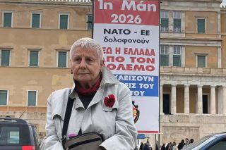 «Είμαι 80 ετών, κάθε Πρωτομαγιά είμαι εδώ για όσους δεν μπορούν» - Η κυρία Όλγα με το γαρύφαλλό της απέναντι από τη Βουλή