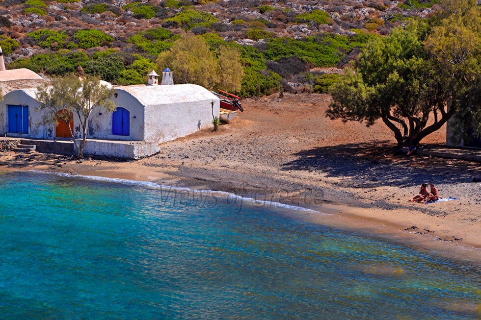 Το νησί που ανήκει στην Αττική, βρίσκεται στα Επτάνησα και κρύβει παραλίες που θυμίζουν Καραϊβική