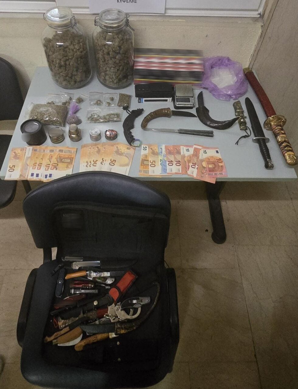 Κυψέλη: Χειροπέδες σε 47χρονη και 24χρονο για ναρκωτικά και όπλα – Εντοπίστηκαν τέσσερα κιλά κάνναβης και 20 μαχαίρια