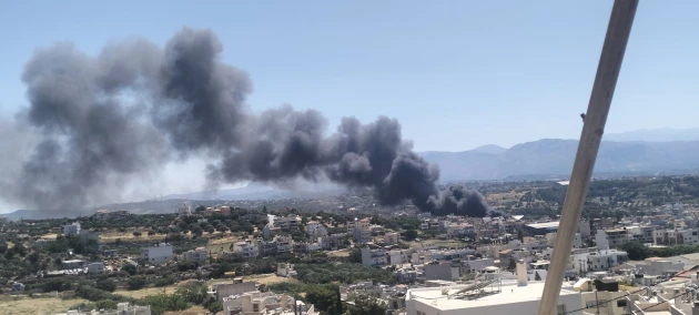 Ηράκλειο Κρήτης: Μεγάλη φωτιά σε αποθήκη ξυλείας – Καίγονται σπίτια, μήνυμα από το 112 [εικόνες – βίντεο]