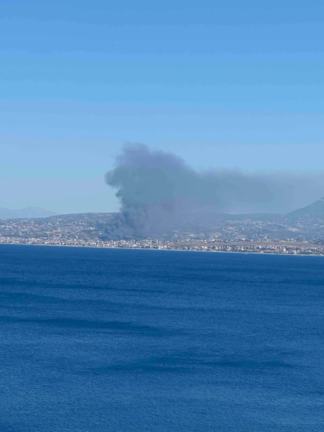 Ηράκλειο Κρήτης: Μεγάλη φωτιά σε αποθήκη ξυλείας – Καίγονται σπίτια, μήνυμα από το 112 [εικόνες – βίντεο]