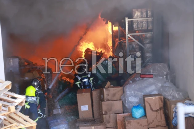 Ηράκλειο Κρήτης: Μεγάλη φωτιά σε αποθήκη ξυλείας – Καίγονται σπίτια, μήνυμα από το 112 [εικόνες – βίντεο]