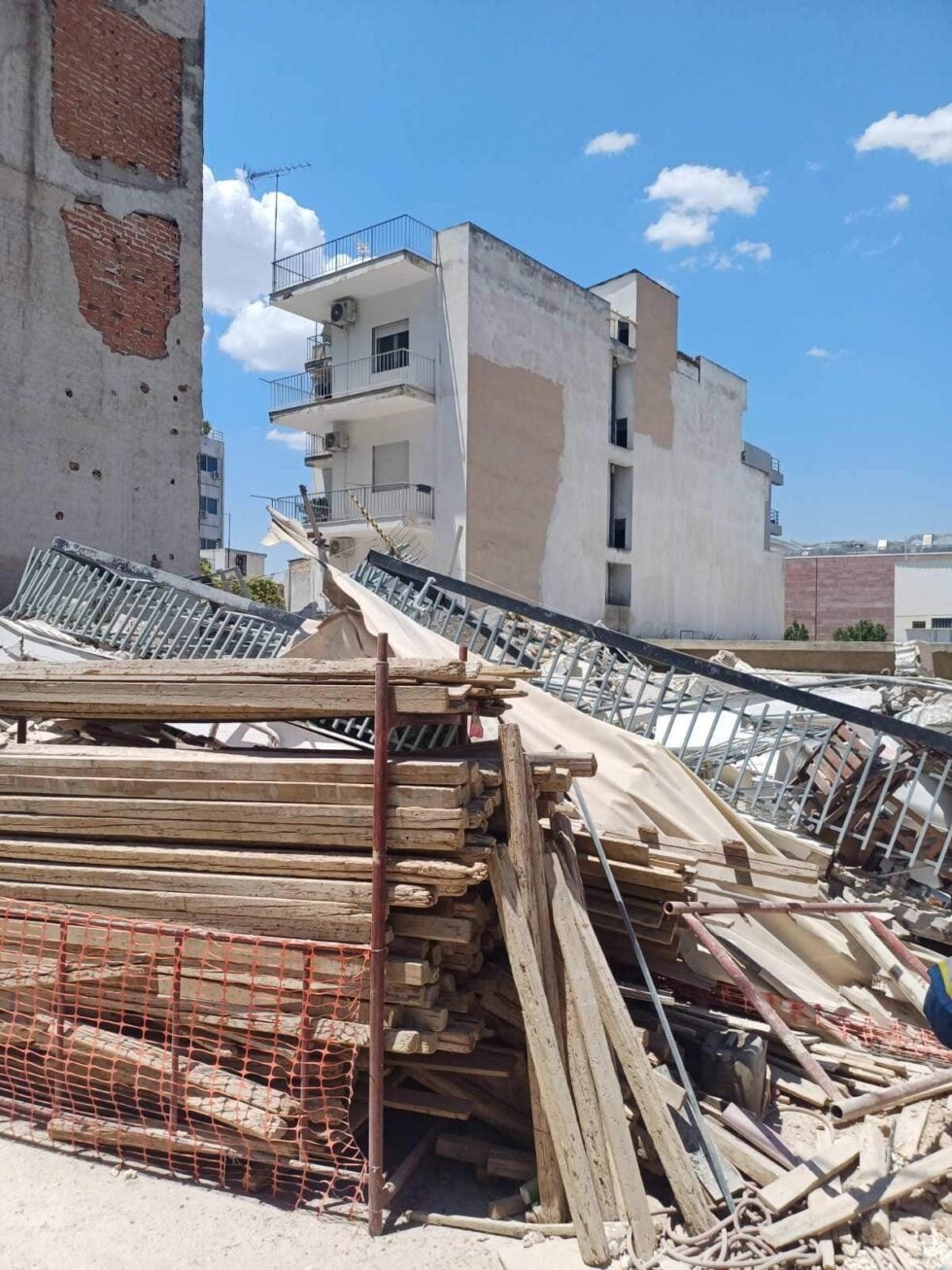 Κατάρρευση πολυκατοικίας στα Πετράλωνα – Πέντε προσαγωγές [εικόνες – βίντεο]