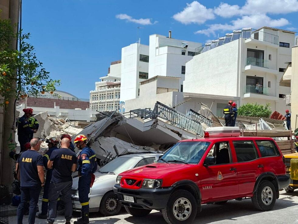 Κατάρρευση πολυκατοικίας στα Πετράλωνα – Πέντε προσαγωγές [εικόνες – βίντεο]
