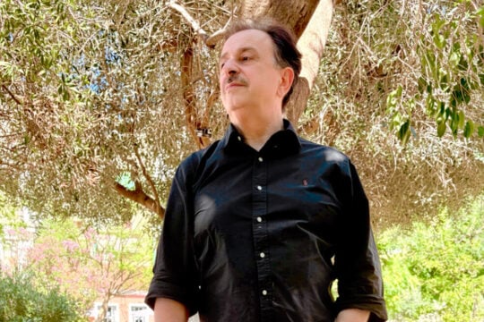 Θέμης Μουμουλίδης στην «Εφ.Συν.»: «Ζούμε στην εποχή όπου νοικιάζουμε τη ζωή μας με τον μήνα»
