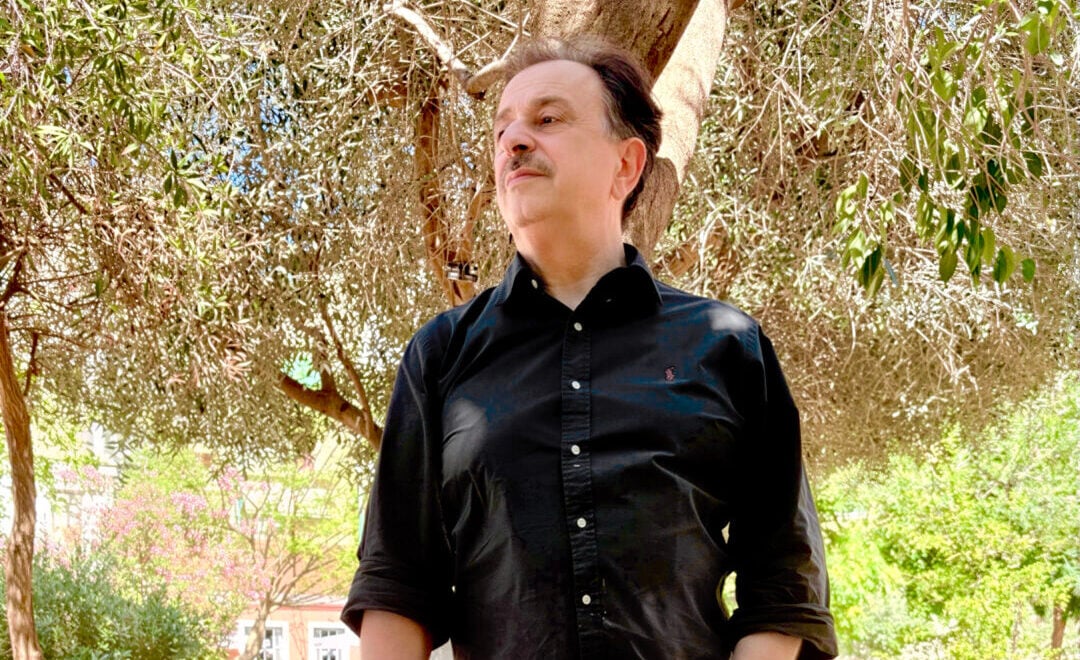 Θέμης Μουμουλίδης στην «Εφ.Συν.»: «Ζούμε στην εποχή όπου νοικιάζουμε τη ζωή μας με τον μήνα»