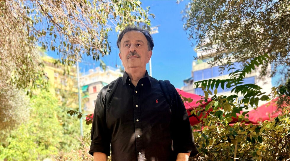 Θέμης Μουμουλίδης στην «Εφ.Συν.»: «Ζούμε στην εποχή όπου νοικιάζουμε τη ζωή μας με τον μήνα»