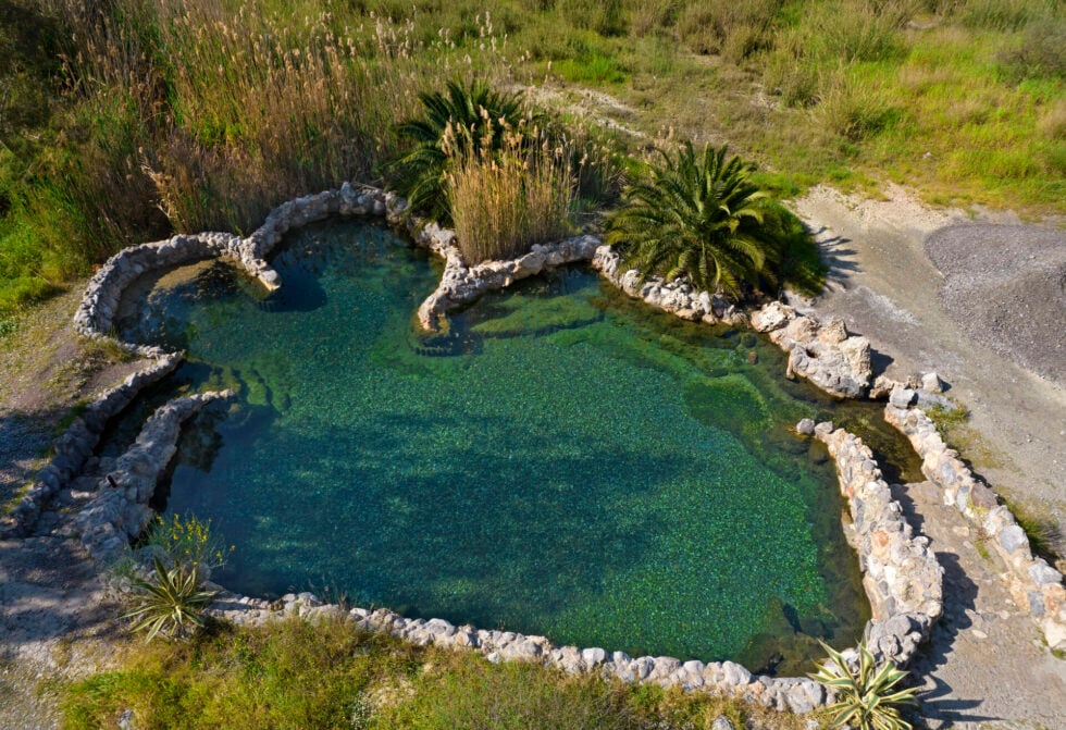 Με καινούργιο πρόσωπο τα Καμένα Βούρλα: Καθαρές παραλίες, βουνά και ιαματικά λουτρά