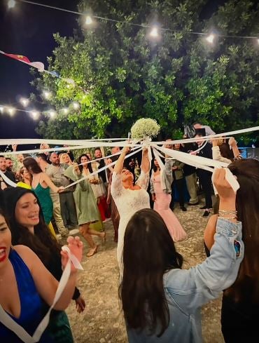 Η Δανάη Μπάρκα παντρεύτηκε στη Μάνη τον αγαπημένο της Φάνη Μπότση [εικόνες]