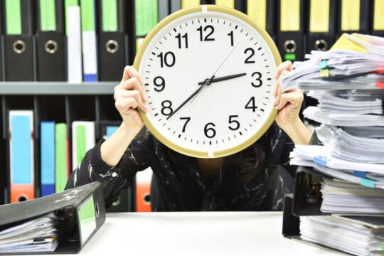 Το 13ωρο γίνεται καθεστώς: Το 65% δουλεύει έως και 5 ώρες επιπλέον την εβδομάδα
