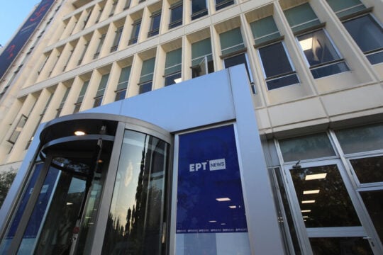 Στη Βουλή τα σκετσάκια και τα posts από χρυσάφι