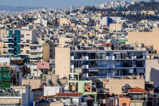 Προεκλογικό μπάλωμα σε έγκλημα διαρκείας: Άργησε η κυβερνητική ευαισθησία για την προστασία των δανειοληπτών