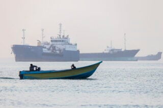 Ναυτεργατικά σωματεία σε συναγερμό μετά το πλήγμα στο «Settebello» στο Ορμούζ με τρεις νεκρούς