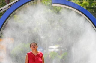 Καύσωνας: Η Ευρώπη «λιώνει» η Ελλάδα περιμένει – Ακρίβεια και έλλειψη πρασίνου «σκοτώνουν»