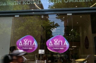 Ράβε-ξήλωνε στην ΚΥΑ για τους πτυχιούχους ανέργους που θα εργαστούν στη ΔΥΠΑ