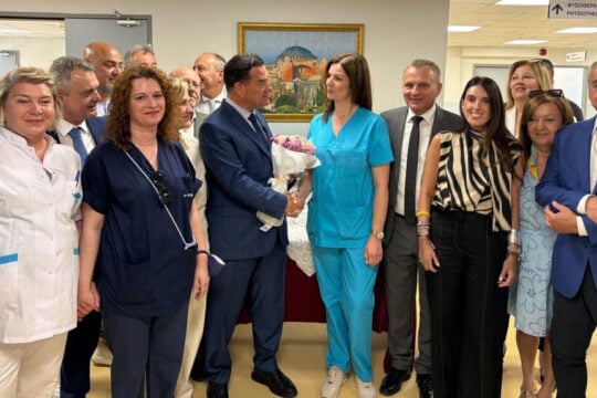 Σε Ιπποκράτειο και ΑΧΕΠΑ σήμερα ο Άδωνις: Υποδοχή με ρόδα και… αγκάθια ετοιμάζουν οι υγειονομικοί