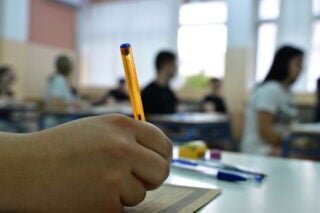 Πανελλαδικές 2026: Λιγότεροι φέτος οι αριστούχοι – Πτώση των βάσεων στις περιζήτητες σχολές