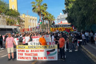 «Θερμή» υποδοχή στο «Crown Iris» στον Πειραιά – Με άσεμνες χειρονομίες απάντησαν οι Ισραηλινοί
