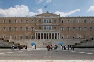 Νομοθετώντας… στο σκοτάδι: Νύχτα καταθέτει τη συντριπτική πλειοψηφία των τροπολογιών η κυβέρνηση της Ν.Δ. [πίνακες]