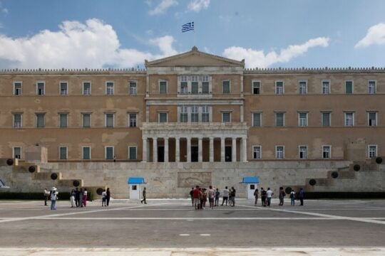 Νομοθετώντας… στο σκοτάδι: Νύχτα καταθέτει τη συντριπτική πλειοψηφία των τροπολογιών η κυβέρνηση της Ν.Δ. [πίνακες]