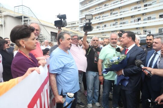 Υποτονικές διαμαρτυρίες κατά την επίσκεψη Άδωνι σε ΑΧΕΠΑ και Ιπποκράτειο: «Πόσα σου δίνουν να φτιάξεις ωραίο μαλλί»