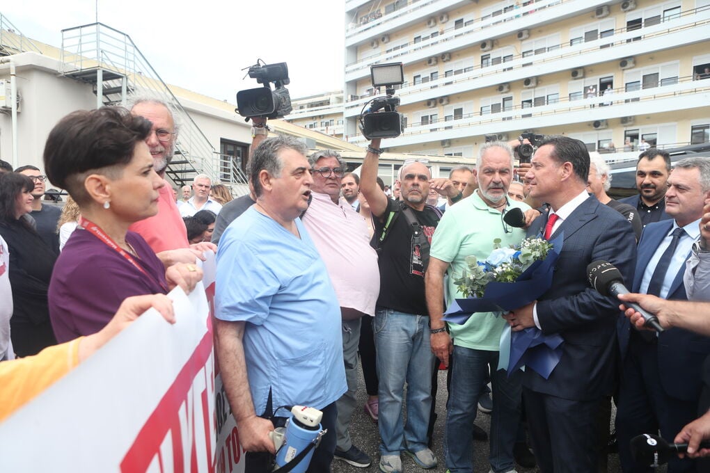 Υποτονικές διαμαρτυρίες κατά την επίσκεψη Άδωνι σε ΑΧΕΠΑ και Ιπποκράτειο: «Πόσα σου δίνουν να φτιάξεις ωραίο μαλλί»