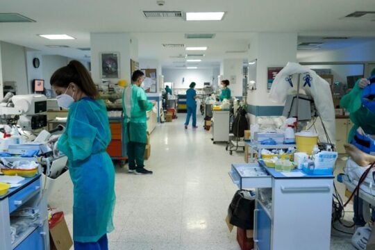 To ΕΣΥ δεν είναι πια για… εσένα: Ούτε δημόσια, ούτε δωρεάν Υγεία – Η συστηματική εγκατάλειψη από το κράτος