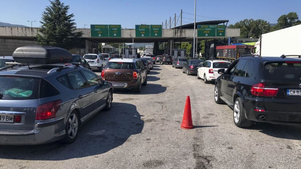 Πλήγμα για τον τουρισμό το μαρτύριο των ταξιδιωτών στα σύνορα