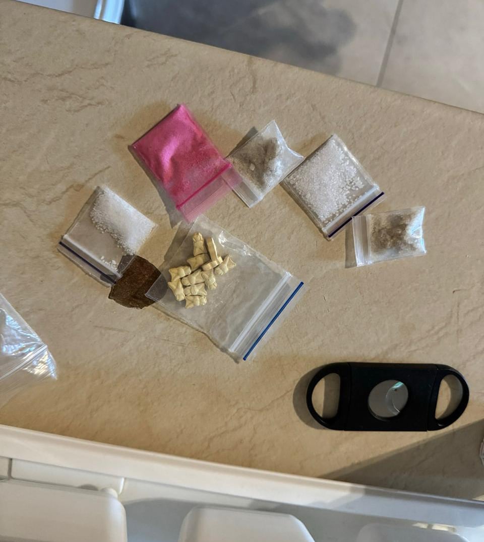 Μύκονος: Το ελληνικό FBI ξήλωσε κύκλωμα ναρκωτικών με κοκαΐνη, κεταμίνη και χάπια – Πέντε συλλήψεις [εικόνες – βίντεο]