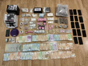 Κύκλωμα ναρκωτικών στη Μύκονο: Η στιγμή που αστυνομικοί μπουκάρουν στα σπίτια των μελών – «Πέσε κάτω»