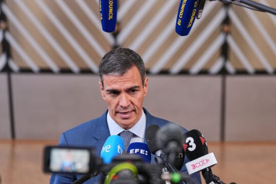 Τα σκάνδαλα στριμώχνουν τον Πέδρο Σάντσεθ