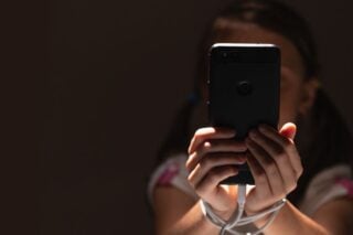 Απαγόρευση social media στα παιδιά: Με το… μπλόκο απαλλάσσονται οι πλατφόρμες από την ευθύνη